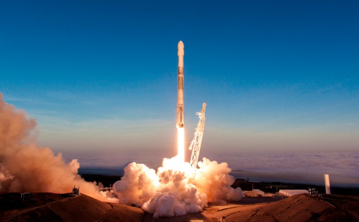 Misi Antariksa Terbaru SpaceX Luncurkan Puluhan Satelit ke Orbit.