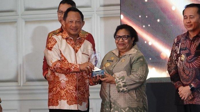 Mantan Pj Gubernur Papua Tengah Ribka Haluk Resmi Dilantik Jadi Ketua Komite Percepatan Pembangunan Papua