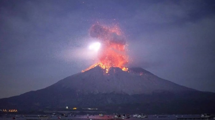 Videos of Japan's Sakurajima volcano eruption go viral on the Internet ... Badan Geologi Selidiki Penyebab Semburan Api Misterius yang Viral di Pulau Bacan